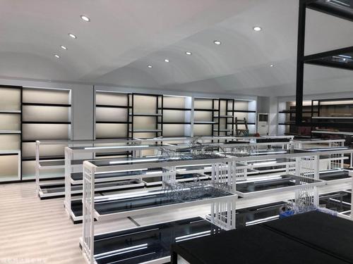 成都騰達(dá)展柜 匠心定制，成就酒店用品展示新高度